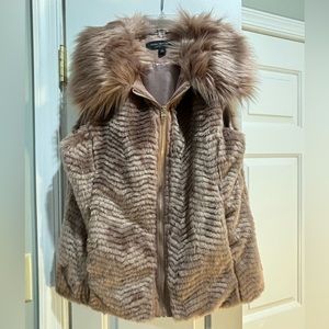 Soft vest , faux fur collar